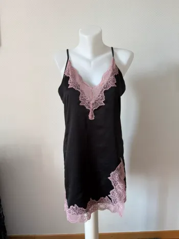 Nuisette en bon état taille M noir et rose Mosquitos