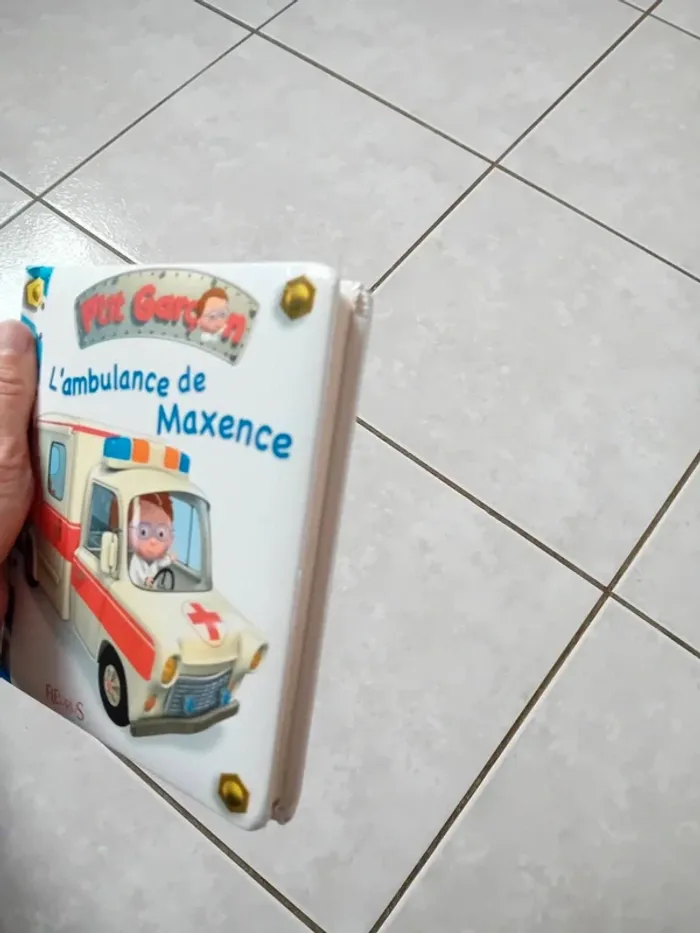 Livre p'tit garçon l'ambulance de Maxence - photo numéro 7