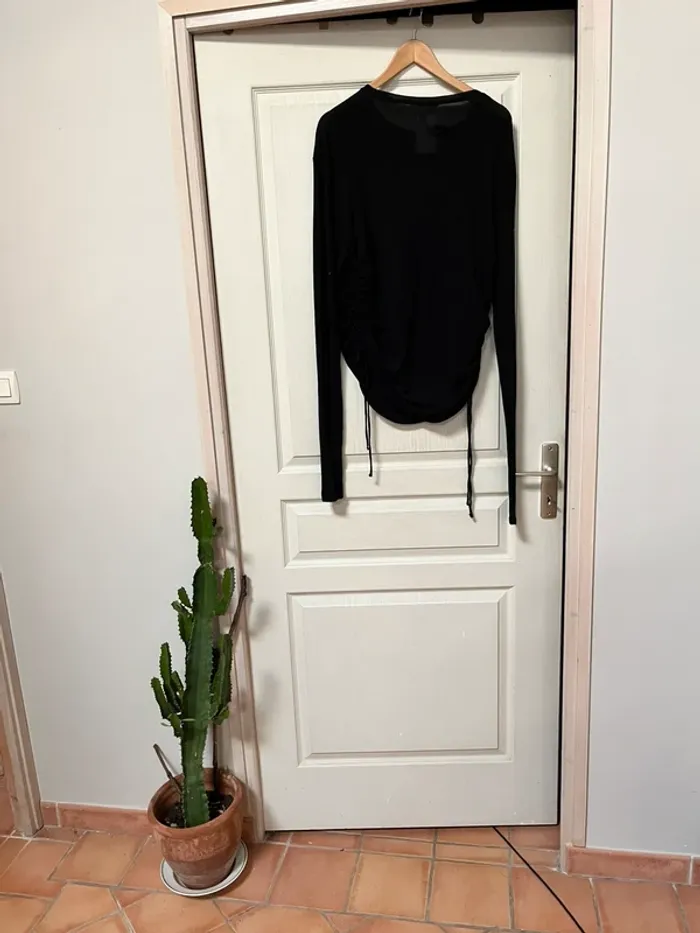 Top Neuf - noir et fin -Taille XL - se resserre sur les côtés avec des fronces et 2 cordes noires - photo numéro 6
