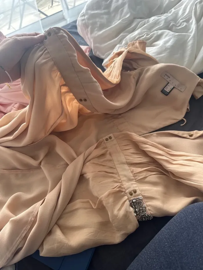 obe de cérémonie beige – Volants & strass – Parfaite pour mariage/soirée - photo numéro 5