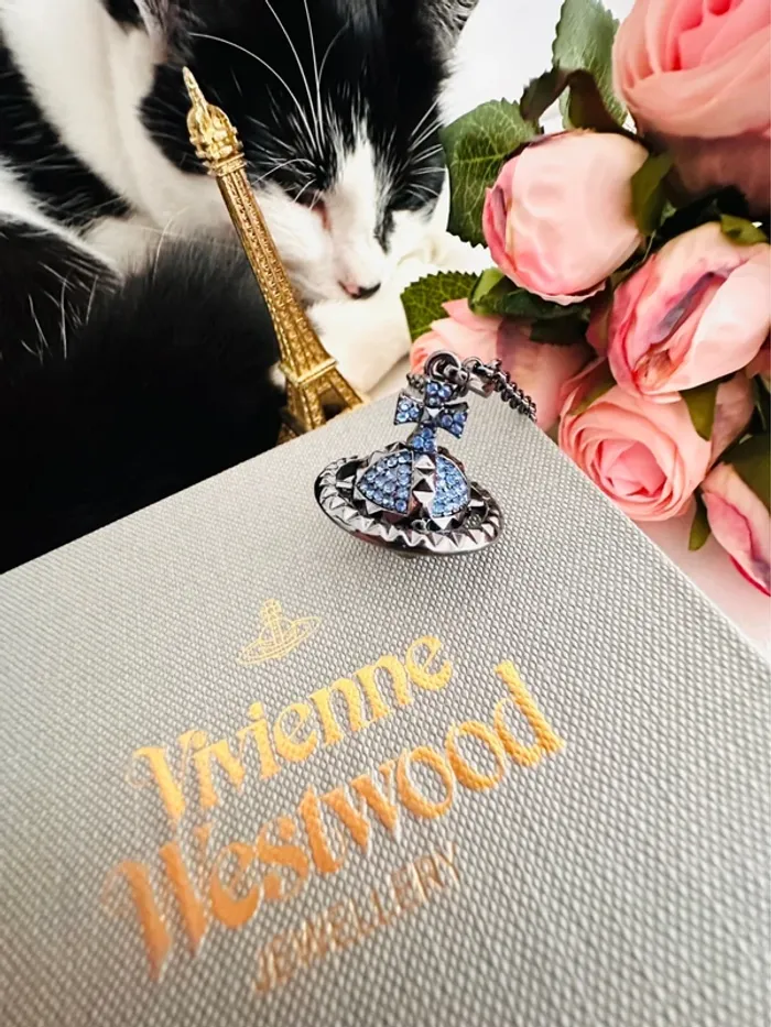 🪐Collier Vivienne Westwood Orbite noir avec zirconiums bleus – Modèle iconique - photo numéro 4