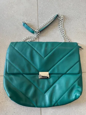 Sac à bandoulière vert, bon état mais une petite trace de cutter à l'avant  35x25cm