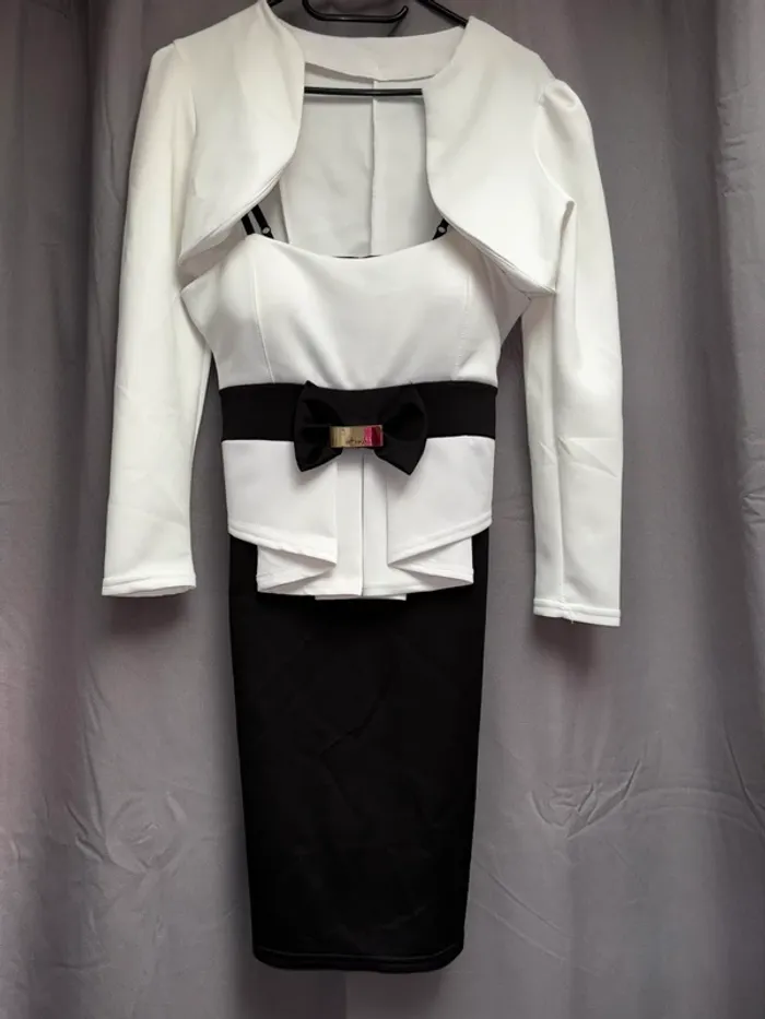 Robe courte blanche et noir, robe moulante taille unique (taille 36, 38, 40, 42)