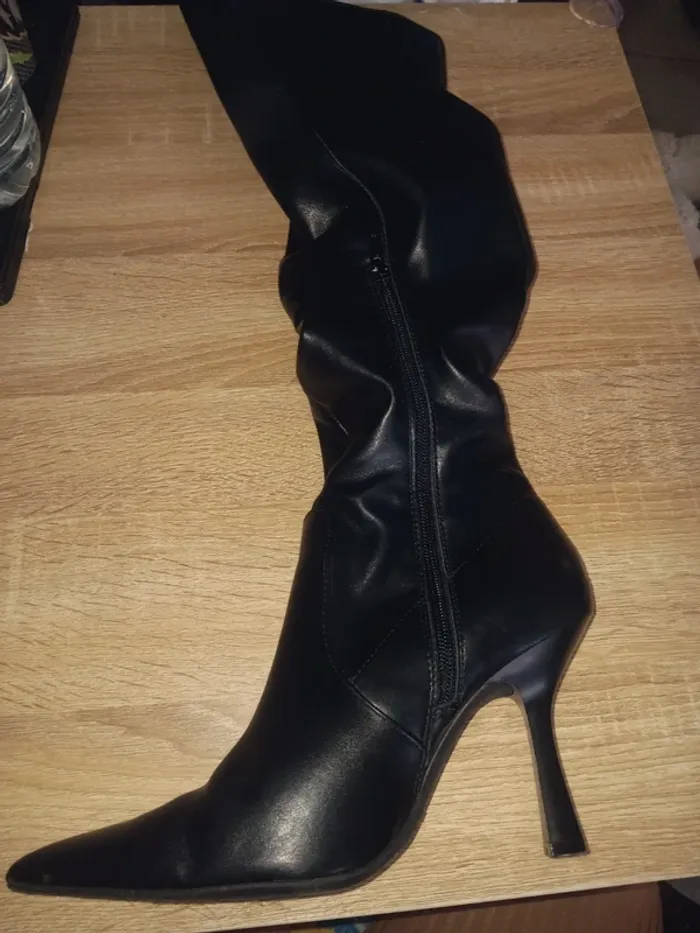 Bottes hautes noires taille 39 à talons aiguilles élégantes - photo numéro 3