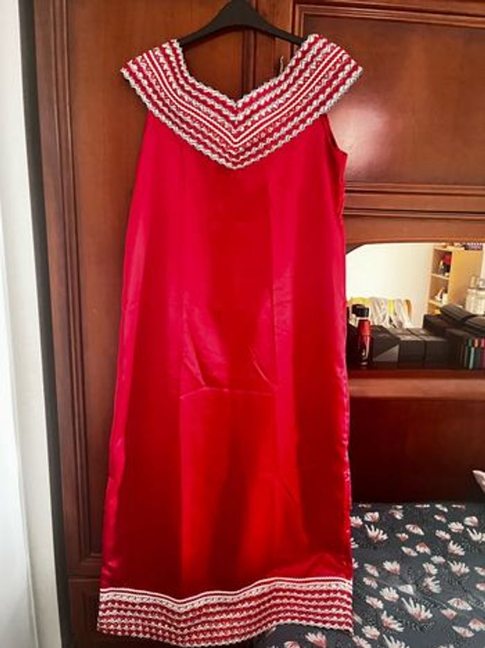 Robe kabyle pour femme, tissu satin rouge , fouta voile  rouge, galons assorti