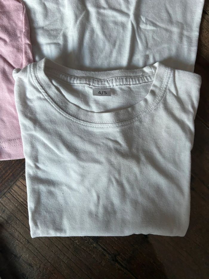 Lot de 4 t-shirts coton blanc et un rose 4/5 ans tissaia - photo numéro 4