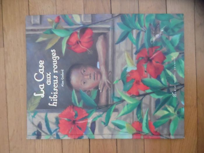la case aux hibiscus rouges