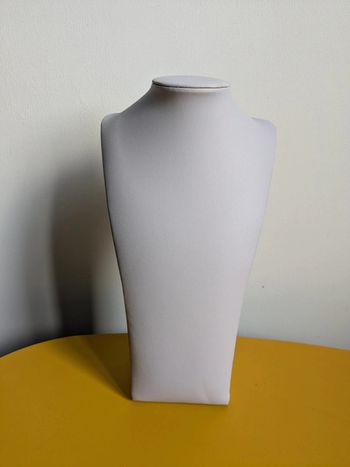 Buste présentoir blanc porte collier