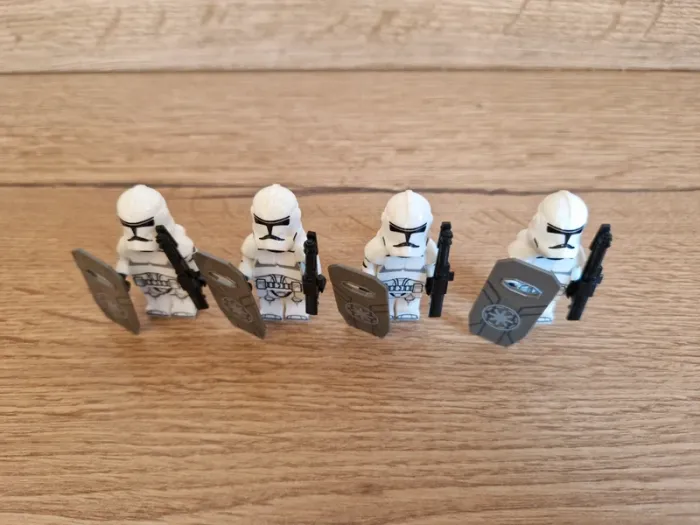 Figurines type lego 4 clones avec boucliers et armes star wars - photo numéro 4