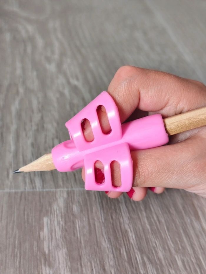 Correcteur de posture d'écriture en silicone souple rose - photo numéro 2