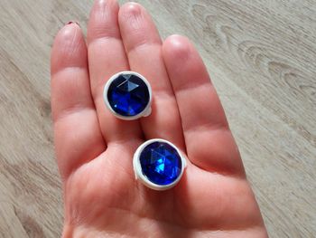 Clips d'oreilles en plastique blanc et perle bleue