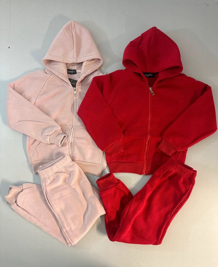 Lot de deux ensemble jogging de sports enfant fille . 6 ans