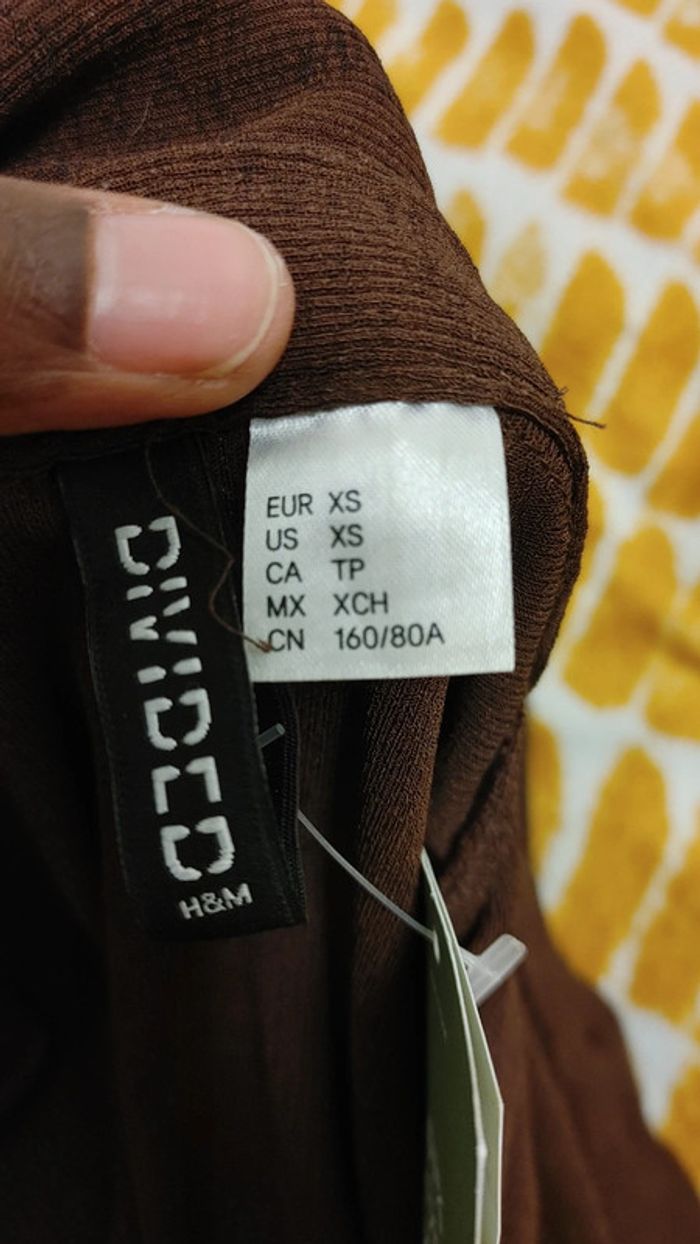 Belle robe marron moulante bouton sur le devant taille XS - photo numéro 9