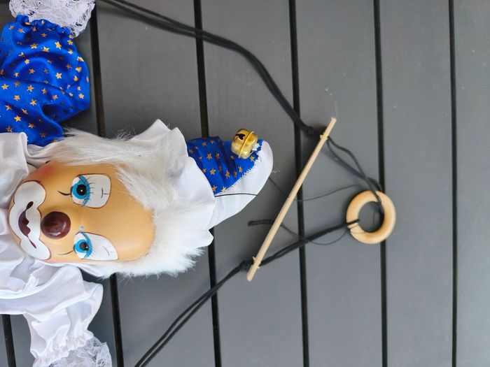 Clown sur balançoire - photo numéro 5