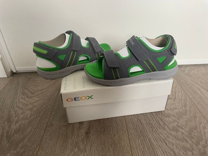 Chaussures Sandales Claquettes de la marque Geox Pointure 33 neuves en boîtes d’origine  Neuf
