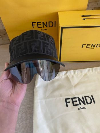 Casquette fendi lunnette noir taille unique 