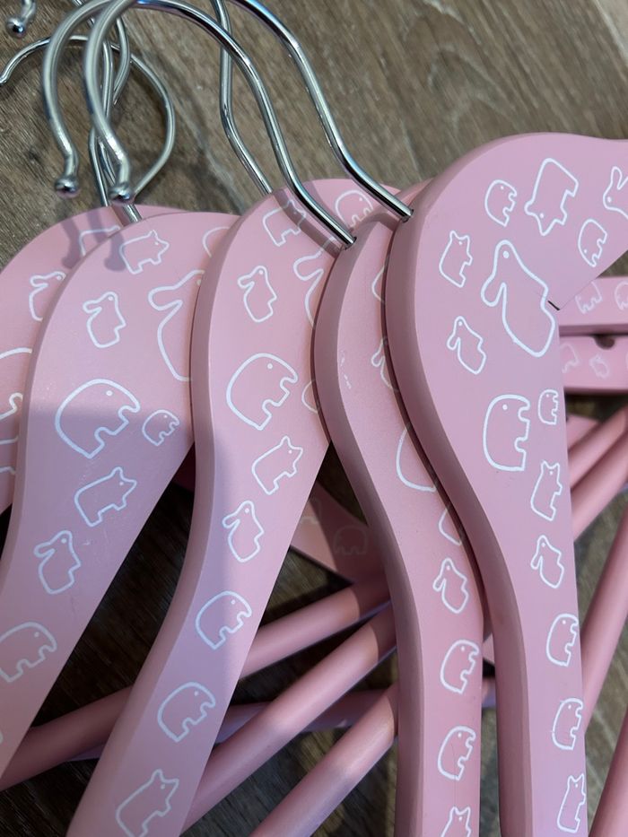 Lot 6 cintres enfant en bois rose - photo numéro 5