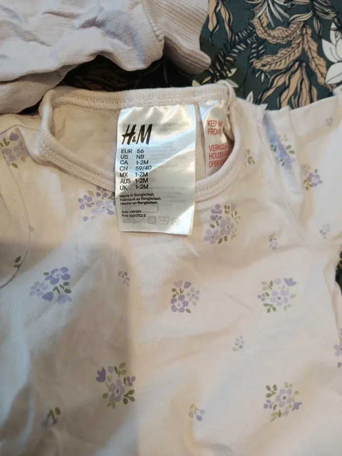 Lot de 2 pyjamas deux pièces 56cm H&M violet fleurs roses - photo numéro 2