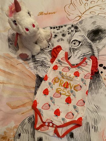 Barboteuse été motif fraise, taille 0-3 mois.