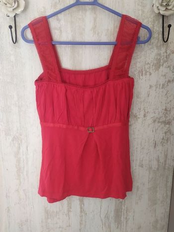 Vend joli haut rouge.