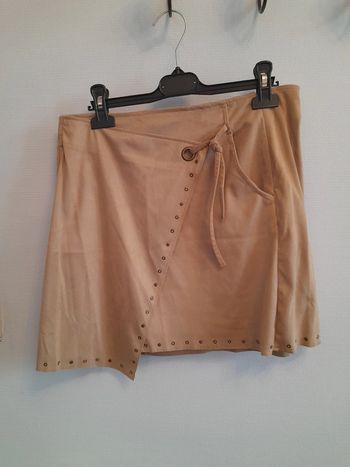 Jolie jupe en daim neuve t38