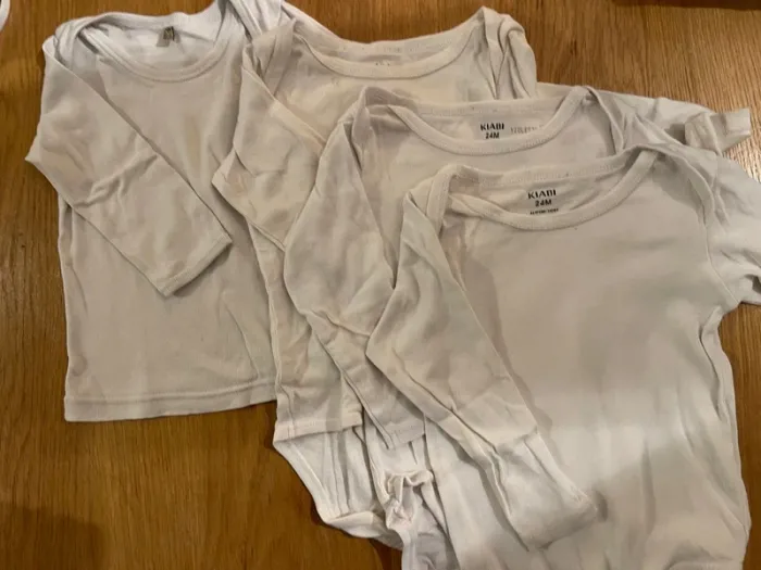 Lot bodies blancs et Tshirt 24 mois (5 pièces ) - photo numéro 3