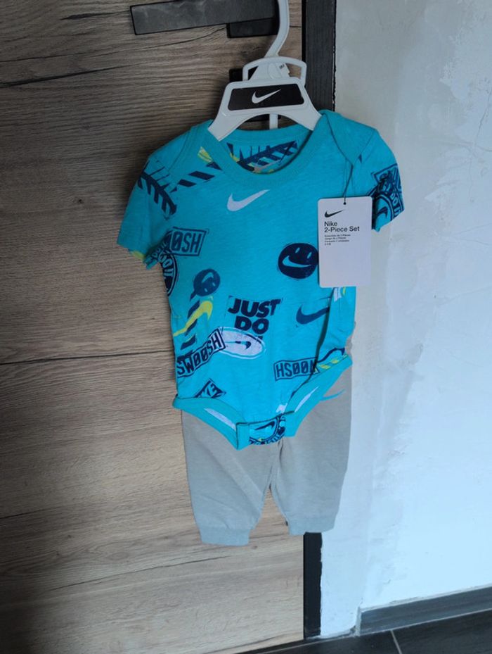 Ensemble 9 mois Nike. Neuf