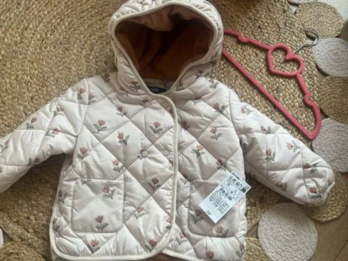 Manteau neuf Kiabi 18 mois  - polaire à l’intérieur - beige avec fleur