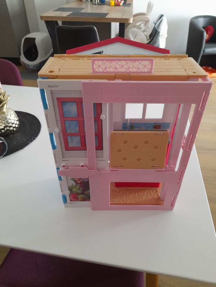 Maison barbie et chaise haute barbie