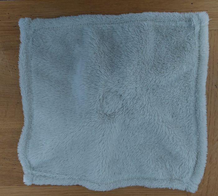 Doudou plat éléphant avec petite fleur rose - photo numéro 3