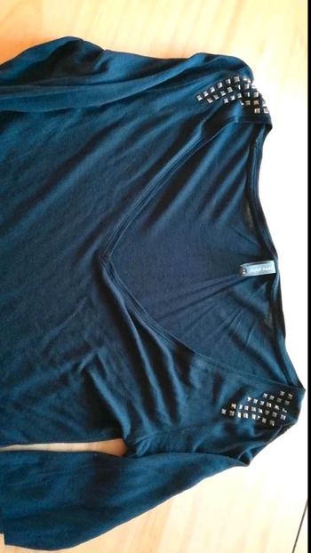 T  shirt  à  clous  épaules