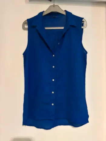 Top bleu sans manches boutonné, taille M