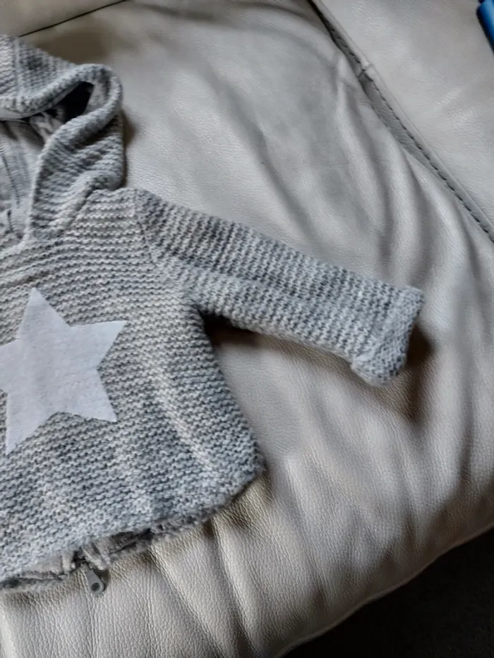 Veste style cape en maille à capuche 1 mois - photo numéro 3