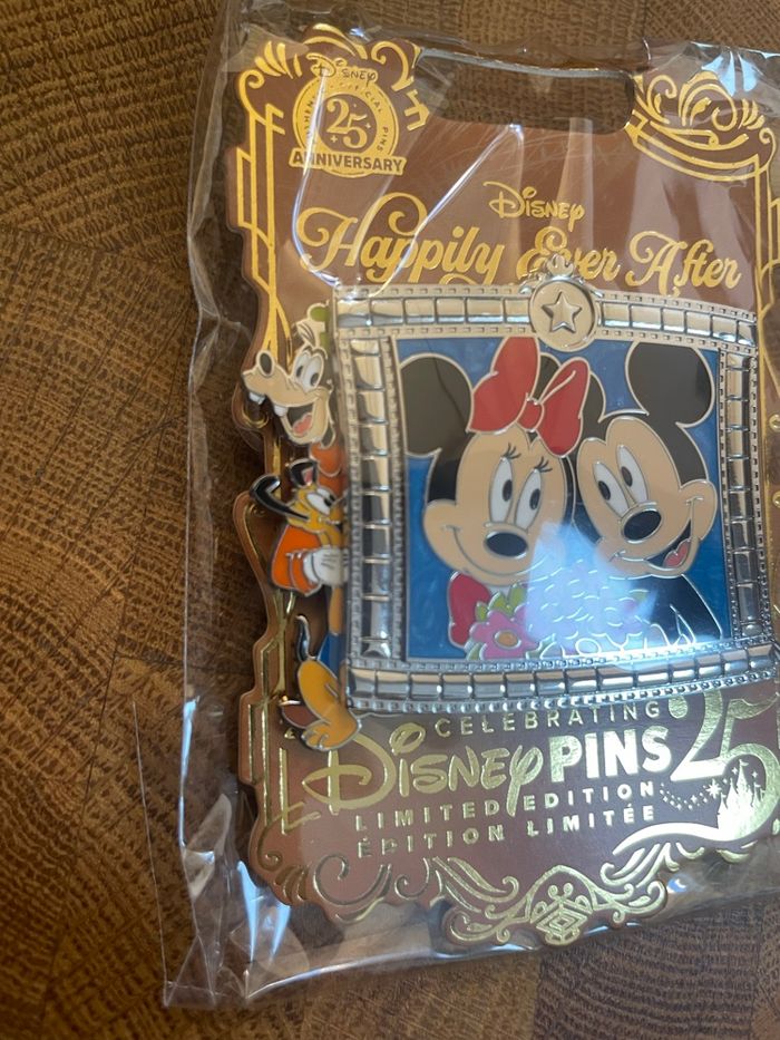 Pin’s coulissant Mickey Mouse et ses amis Happily Ever After - photo numéro 2