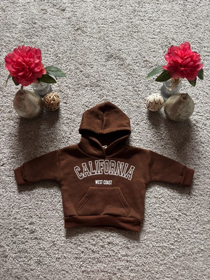 🌺Sweat à capuche marron style US écrit California Taille 6mois/68cm🌺