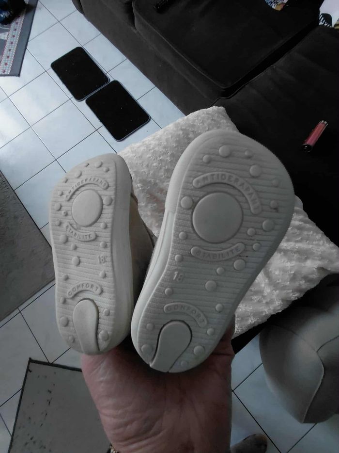 Très belle paire de bottines premier pas bébé fille Pointure 18 lisez bien l'annonce surtout - photo numéro 2