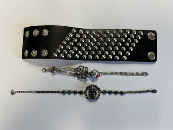 Très beau Lot de 3 bracelets Gothiques