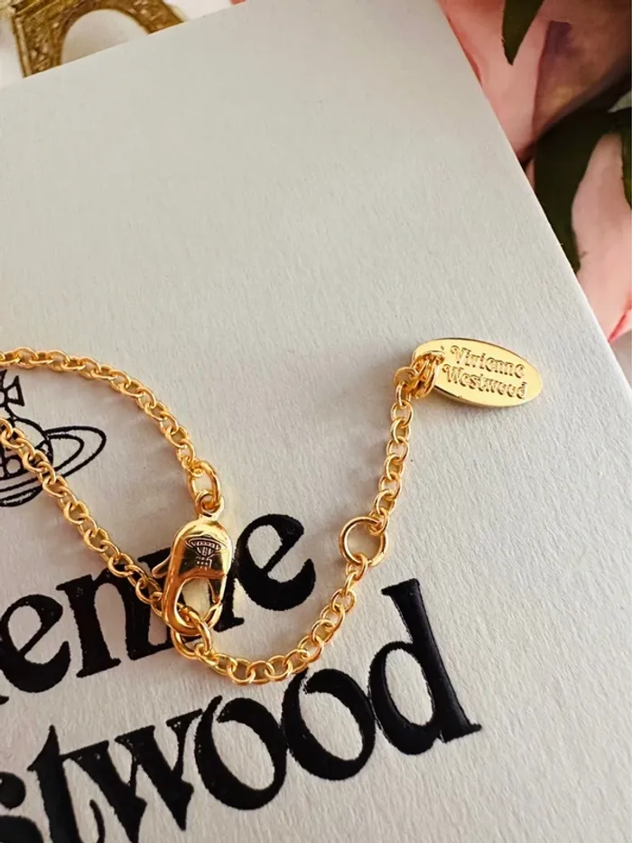🍓 Collier Vivienne Westwood – Fraise émaillée rouge et verte avec logo doré 🍓 - photo numéro 7