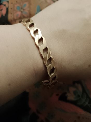 bracelet en acier doré.
