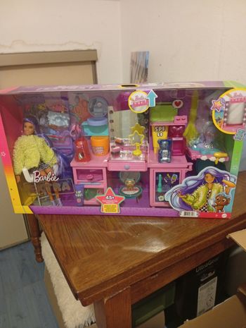 Barbie et salon de coiffure neuf dès 3 ans