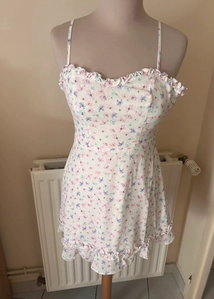 Robe d’été, blanche à motifs, NA-KD