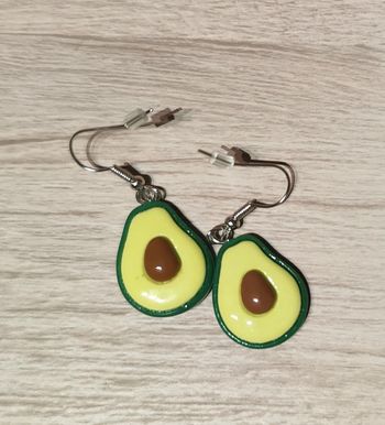 Avocats verts en résine en boucles d'oreilles