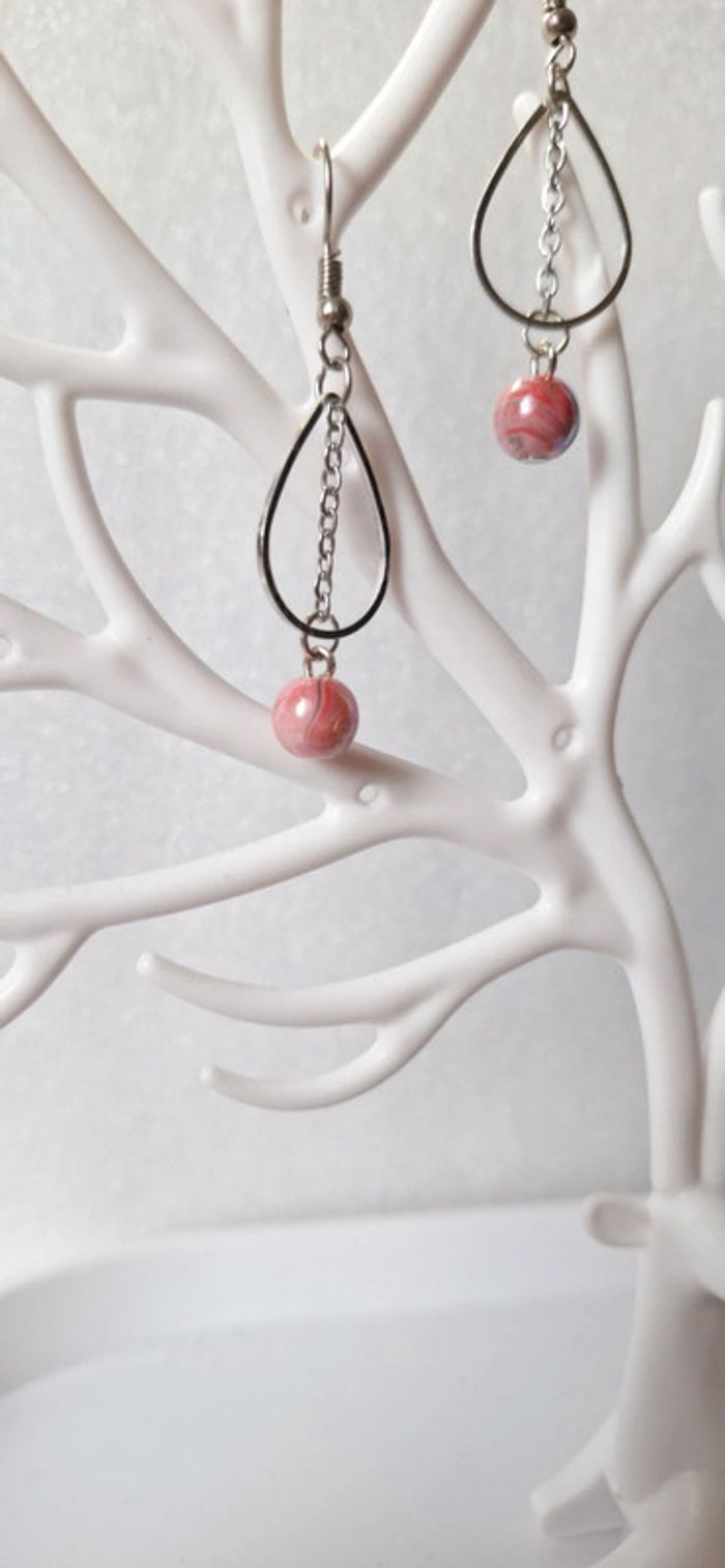 Boucles d'oreilles pendantes perle rose marbrée et goutte argentée - photo numéro 5