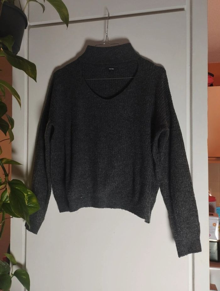 Pull gris col V avec bande autour du cou
