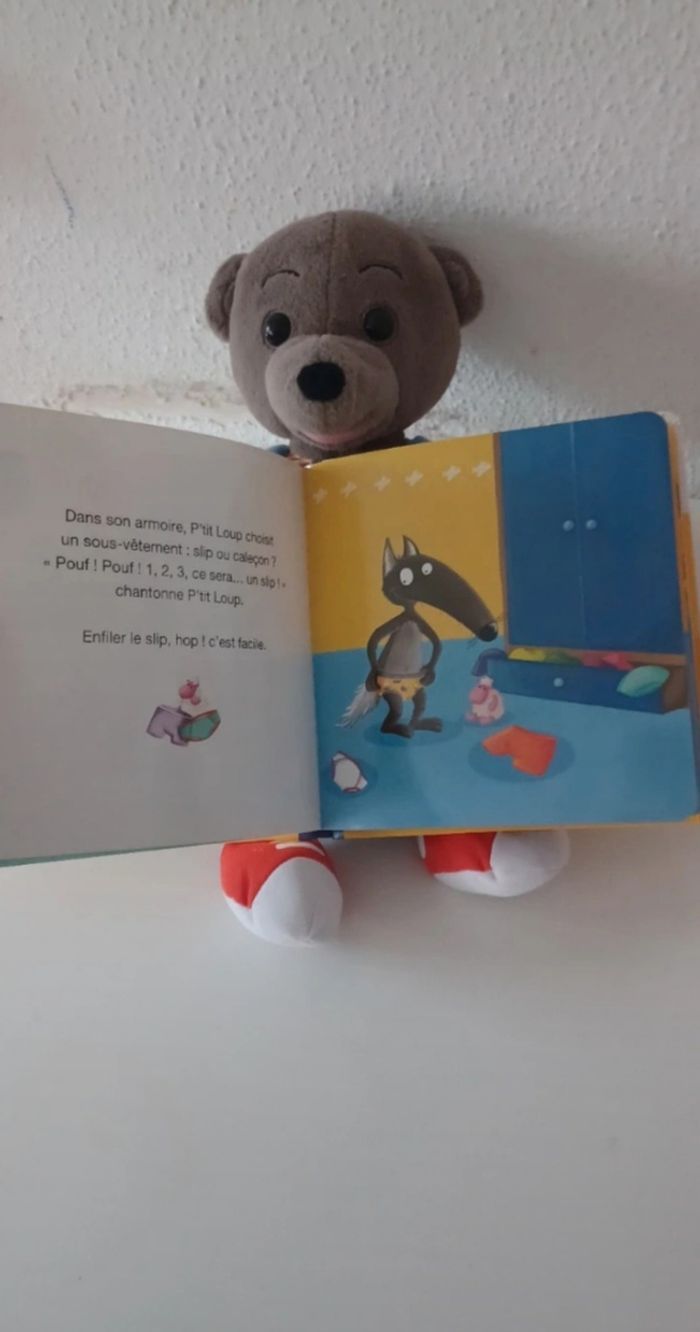 Livre petit loup s'habille tout seul - photo numéro 5