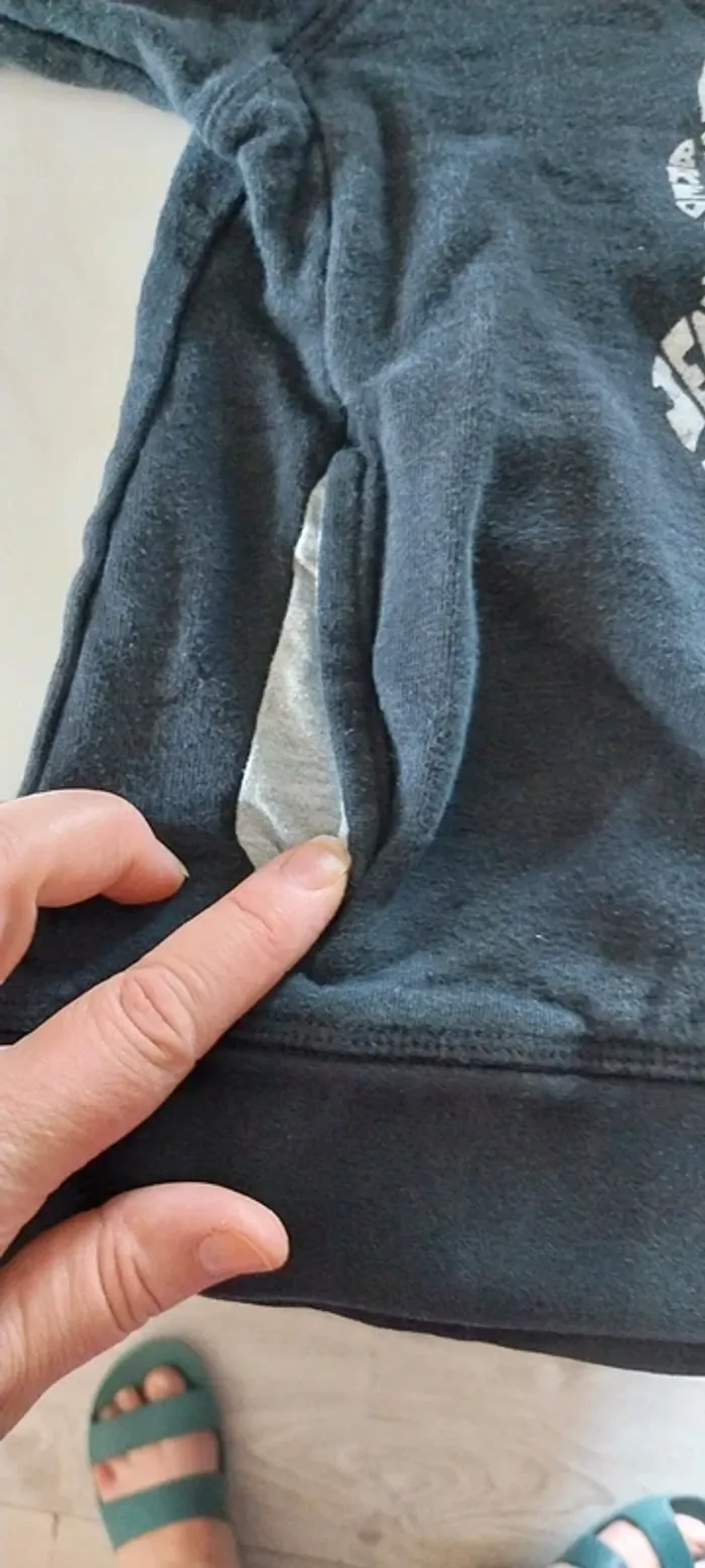 Pull à capuche garçon très bon état - photo numéro 3