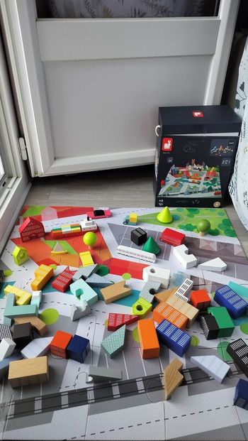 Boite de jeu en bois kubix blocs et puzzle ville neuf de chez Janod