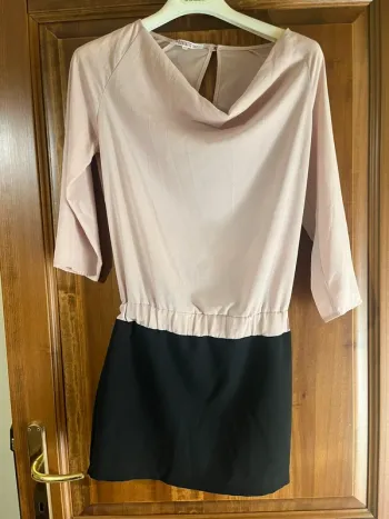 Robe élégante Kontatto noire et rose antique