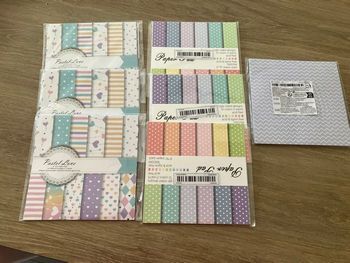 Lot important de papiers et décoration pour album ou scrapbooking
