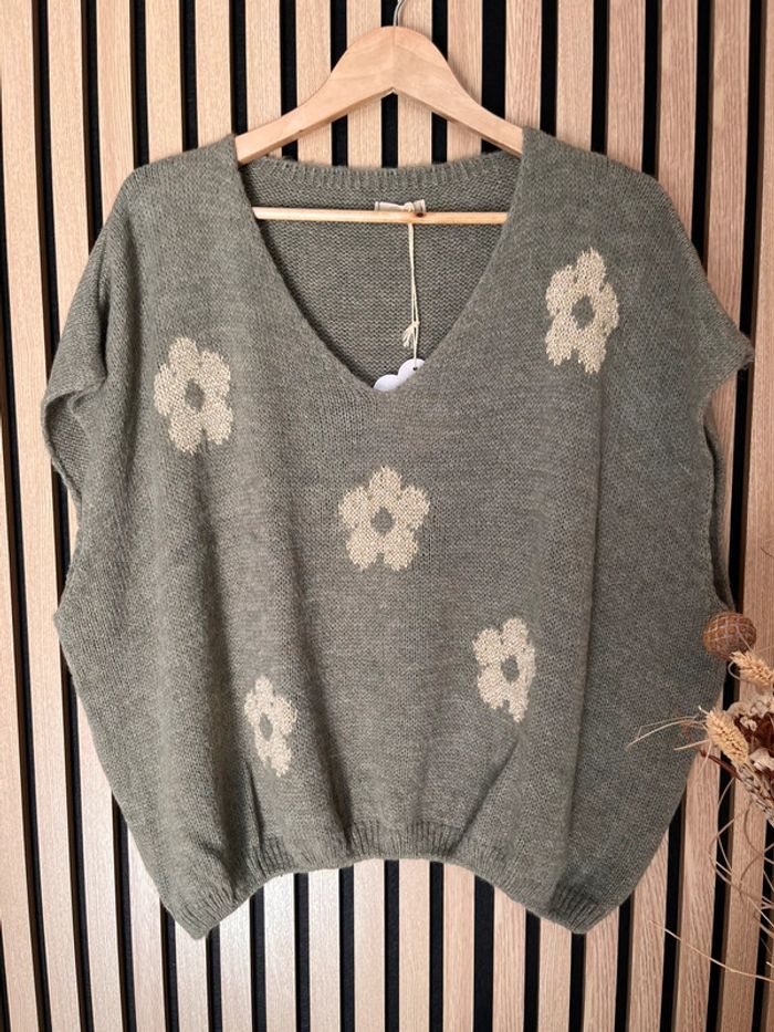 Pull vert d’eau avec fleurs dorées en lurex